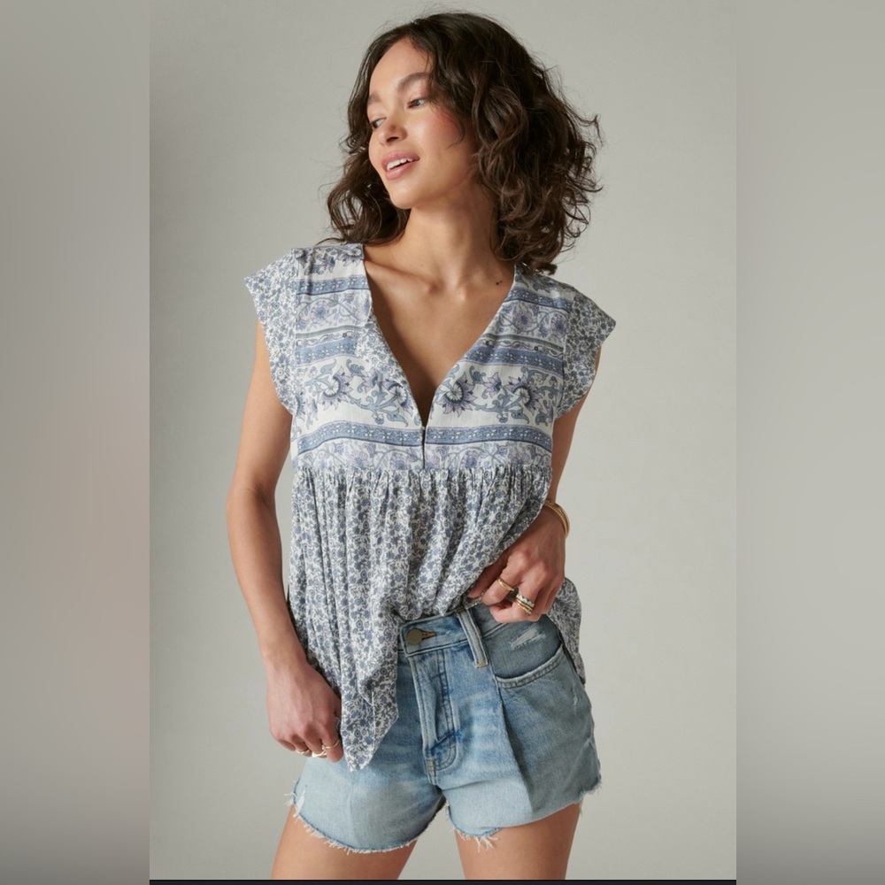 LUCKY BRAND - Babydoll flutter sleeve top NWT